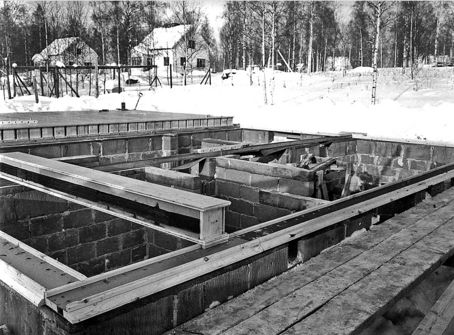 Montage av bjälklagselement påbörjad till en villa. Ingen kran behövdes till de hanterbara bjälklagselementen.