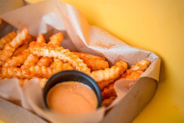 Our Combo&rsquo;s come with Seasoned Crinkle-Cut Fries! Fries &amp; MC Sauce is the perfect duo. Did you know you can order a side of fries??? ⭐️WE HAVE NEW HOURS⭐️
Monday - Thursday 11AM-11PM!
Friday - Sunday 11AM- Midnight!
.
📍 Main Chick Hot Chic