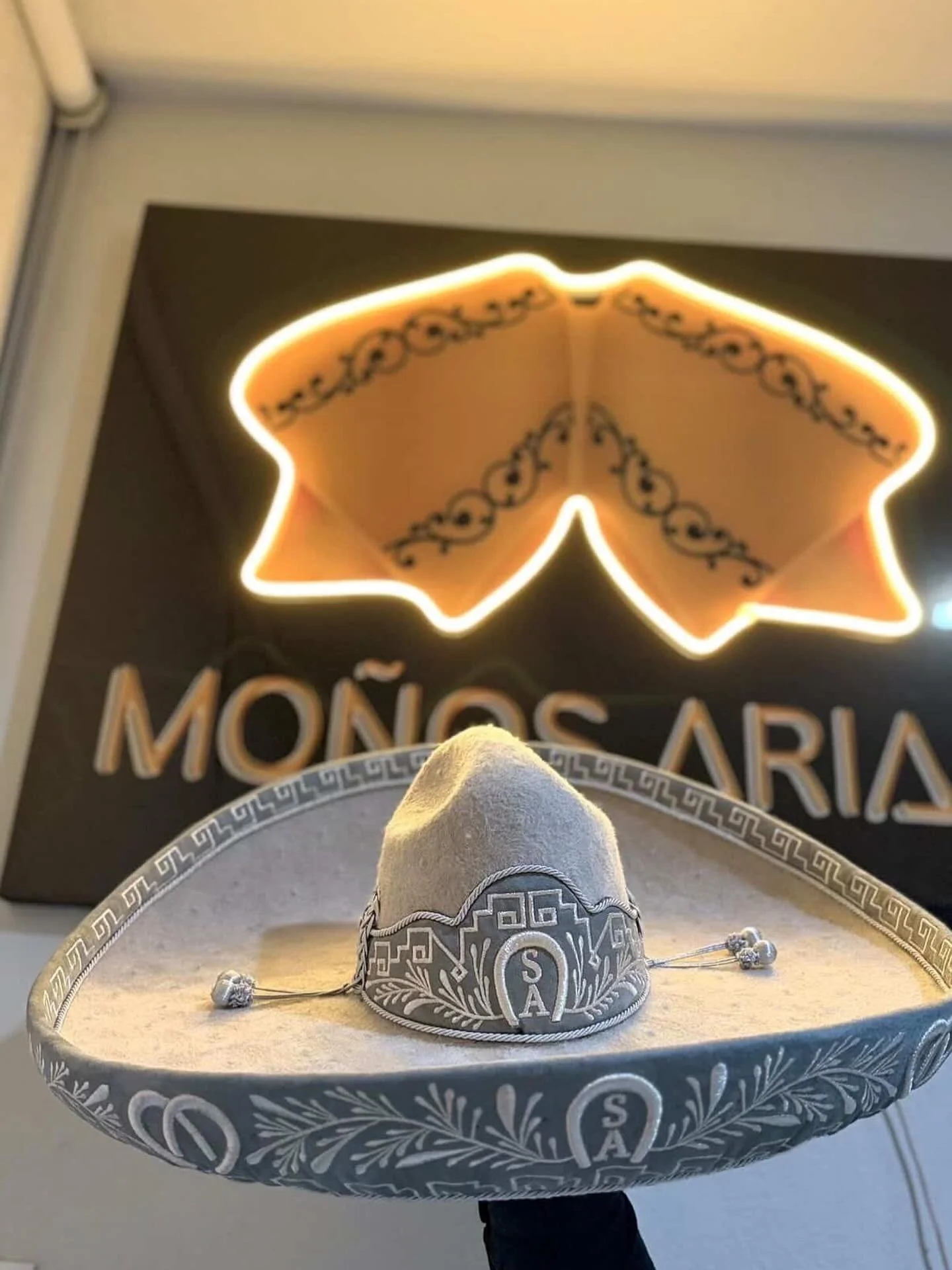 Algo nuevo viene a los eventos del Mariachi San Antonio. Gracias de nuevo a nuestros amigos de @monosarias por su excelente trabajo.