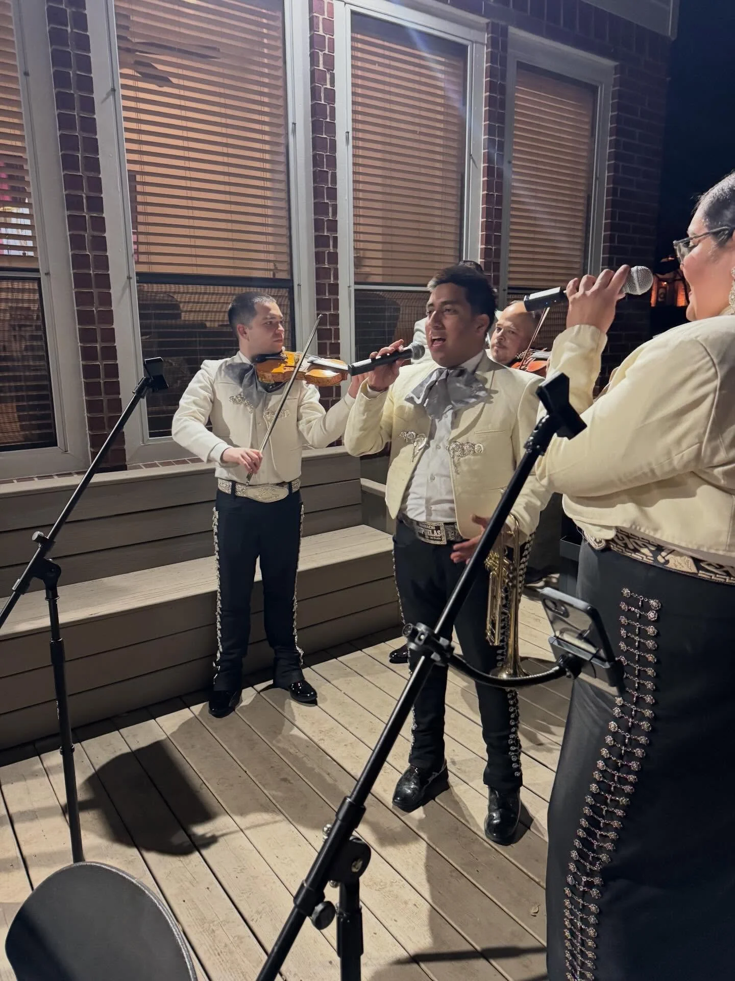 Iniciando el fin de semana en una fiesta de cumplea&ntilde;os. Gracias a nuestra amiga, Giselle, por acompa&ntilde;arnos. Nuestros clientes quer&iacute;an a una mujer cantante.