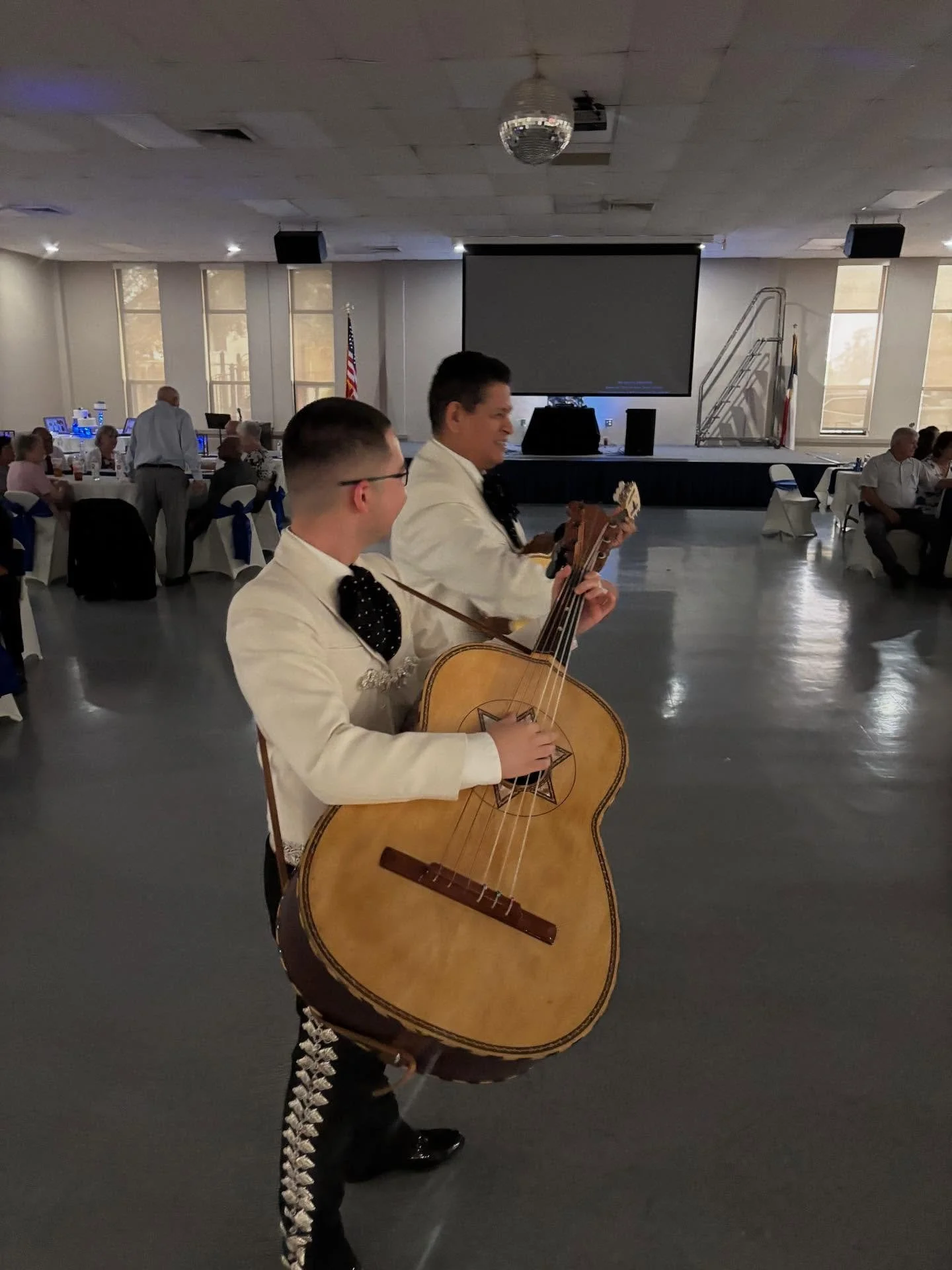 Algo de hoy, celebrando un 50.o aniversario de matrimonio.