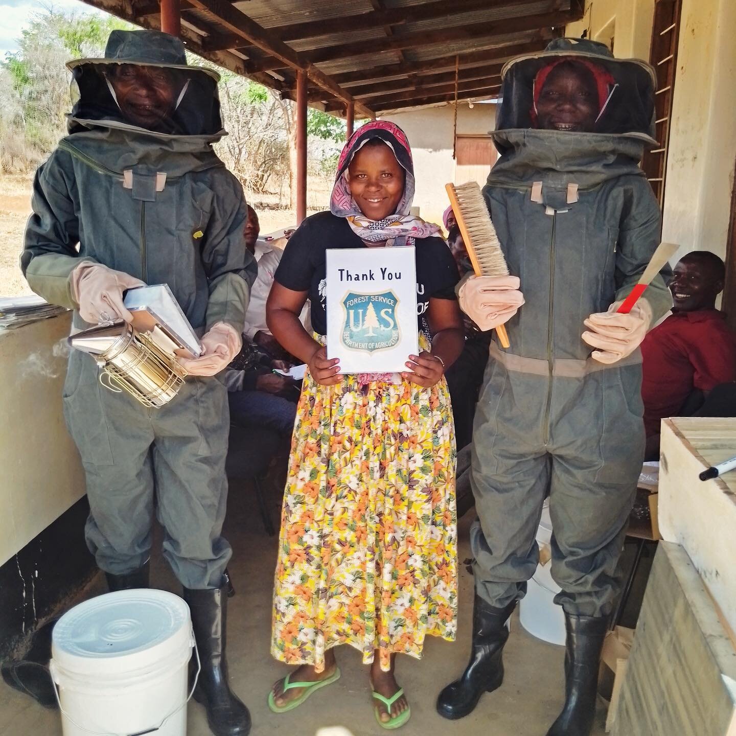 Right now beekeepers Salimu and Zombe are teaching a 2-week training course with the Nzalilya beekeeping group in Ndala Village, Mkalama, Tanzania! Some of the villagers have experimented with beekeeping at home, but now they&rsquo;ve come together a