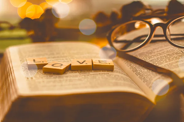 Bible_n_Glasses_emmanuel-phaeton-ZFIkUxRTWHk-unsplash_600_x_400.jpg
