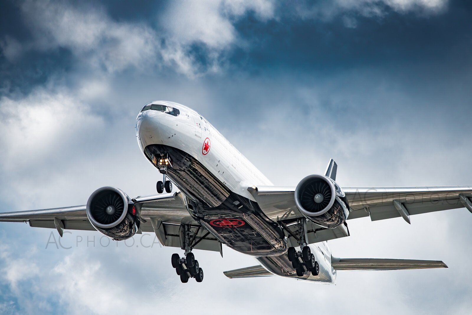 YYC: Boeing 777-200LR Landing