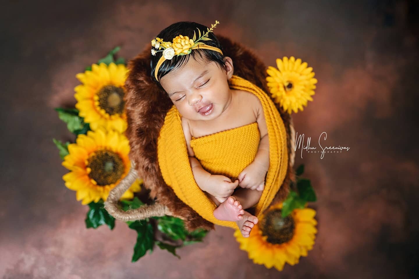 🧡💛🧡💛

Swipe left! 

------------------------------------------------

**Note to all new and to-be-parents**

The best time to photograph newborns is when they are between 5 and 15 days old. 

In light of the prevailing pandemic situation we are d