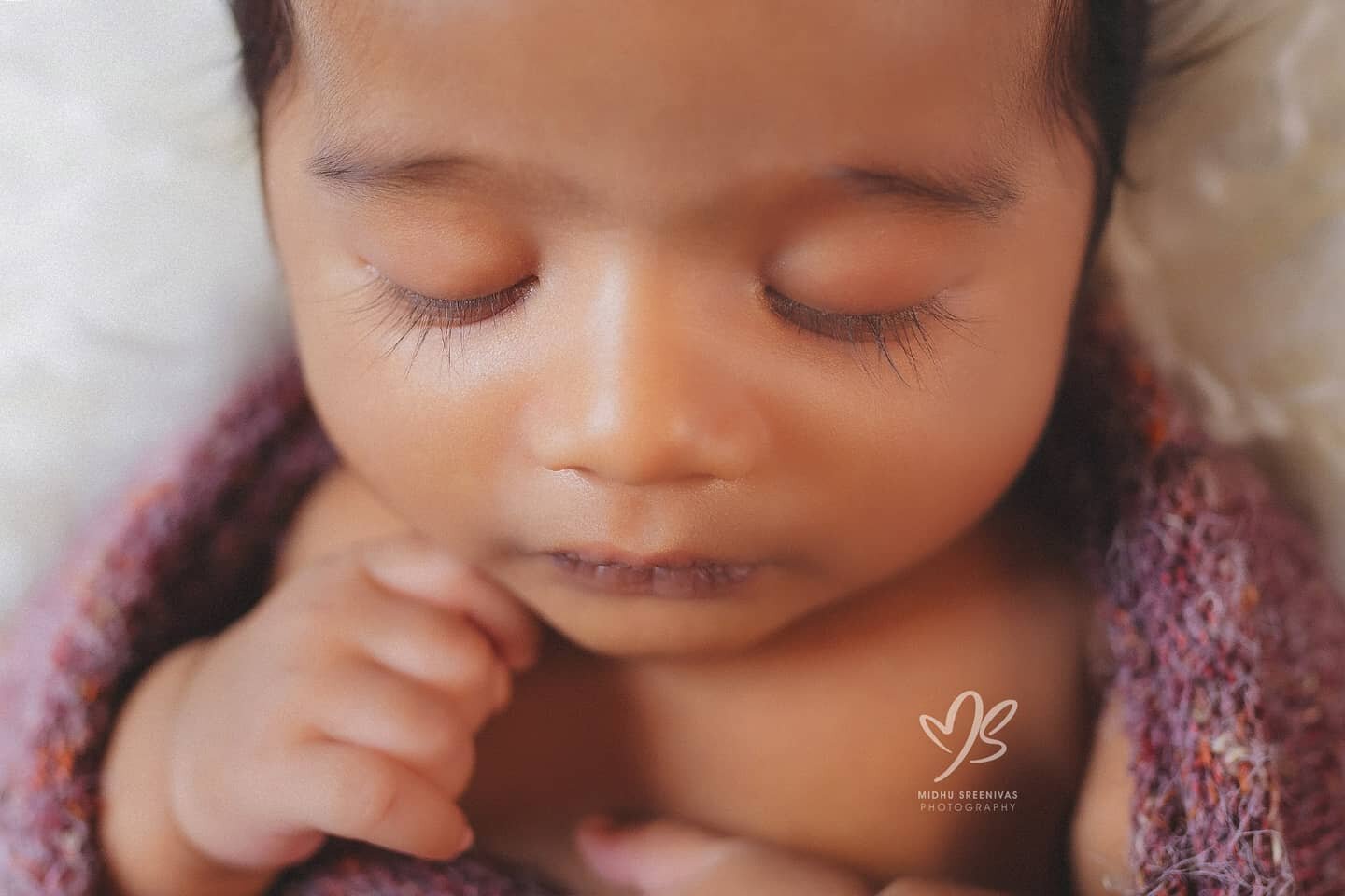 Tiny hands❣️

------------------------------------------------

**Note to all new and to-be-parents**

The best time to photograph newborns is when they are between 5 and 15 days old. 

In light of the prevailing pandemic situation we are doing only 