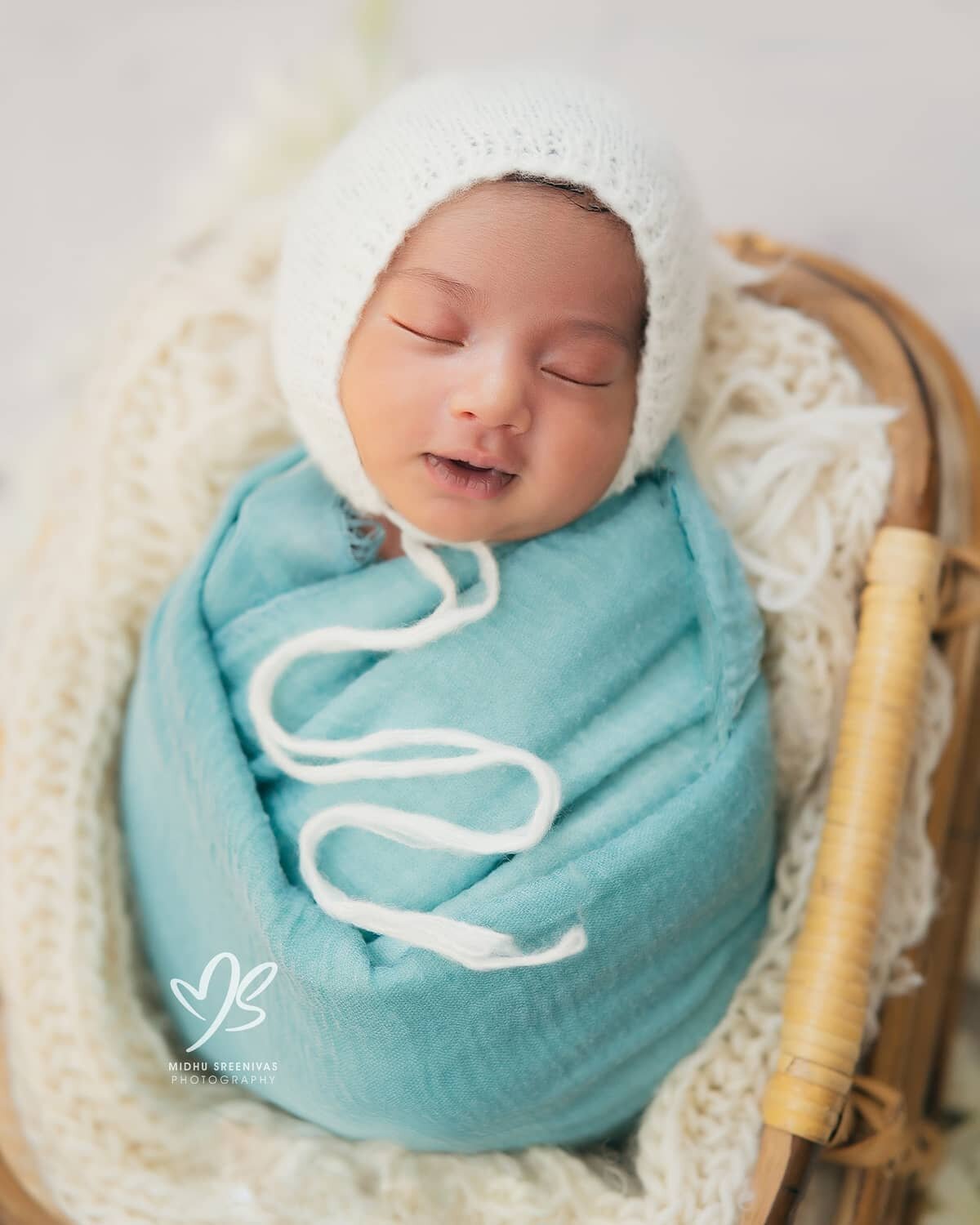 Little peanut, tightly wrapped  up like a  bud❣️

------------------------------------------------

**Note to all new and to-be-parents**

The best time to photograph newborns is when they are between 5 and 15 days old. 

In light of the prevailing p