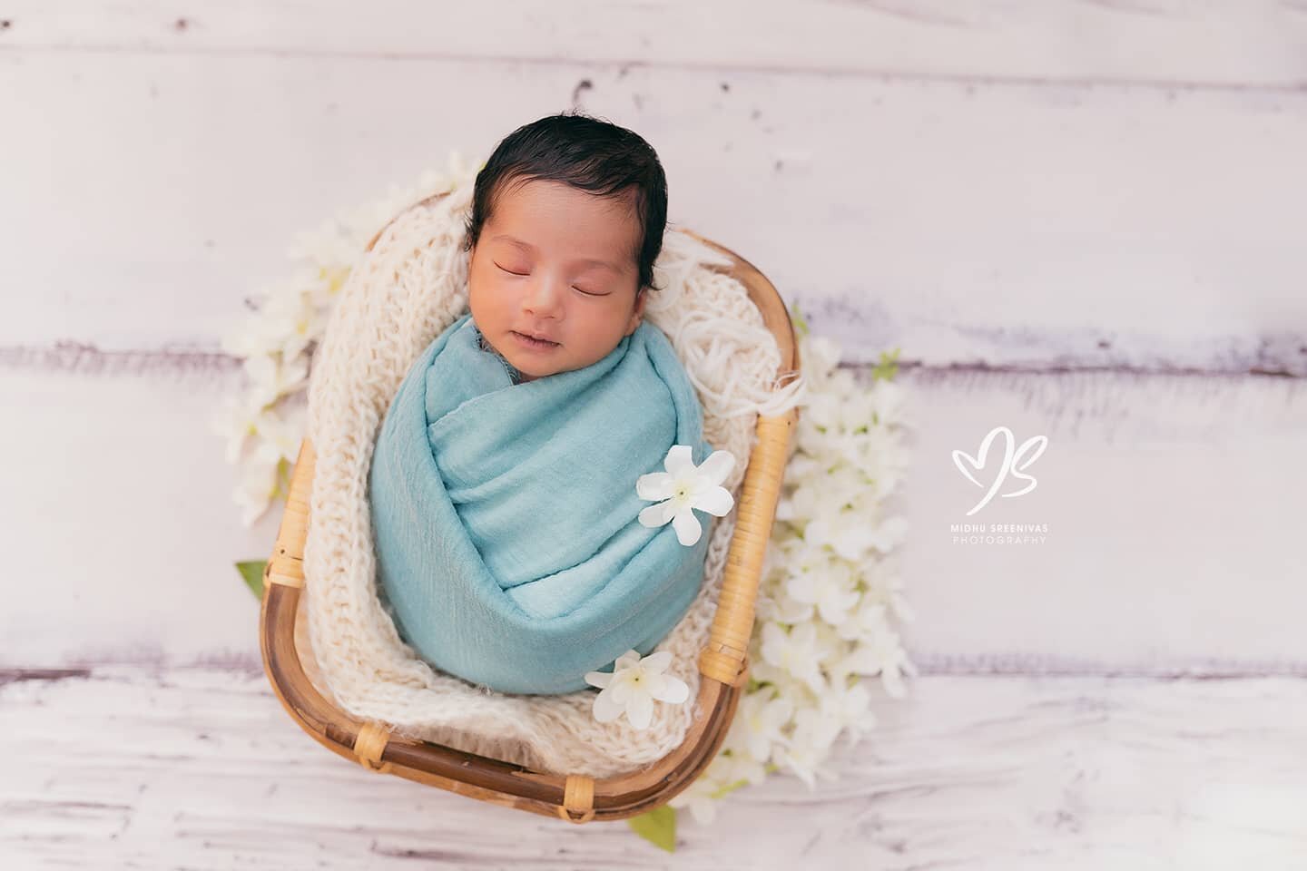 A hundred glances would not satiate the mind❣️

------------------------------------------------

**Note to all new and to-be-parents**

The best time to photograph newborns is when they are between 5 and 15 days old. 

In light of the prevailing pan