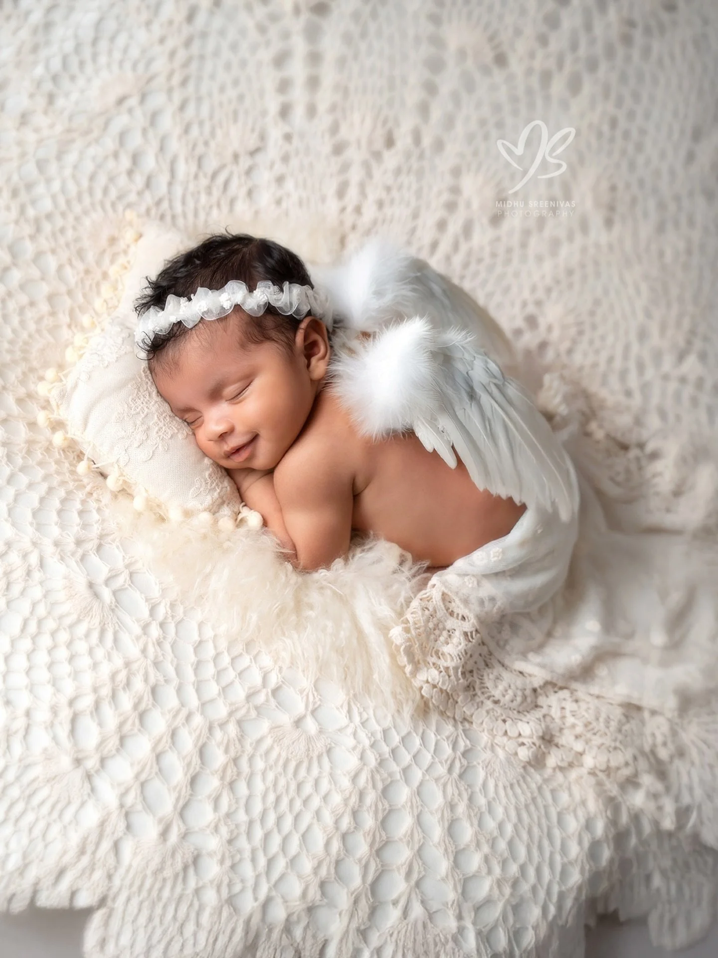 Shot this little angel at just a few days old &mdash; dreamy light, soft textures, and that smile! Felt like everything aligned perfectly. What do you think &mdash; too soft or just right?
