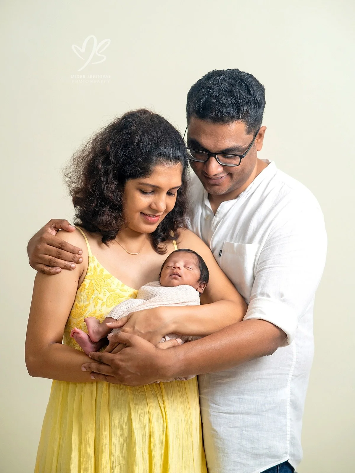 Those first two weeks are truly magical ✨ The best time for newborn sessions &mdash; when babies are still tiny, curled up, and sleep so peacefully. It makes for the smoothest, most natural portraits and the most precious family memories. 💛