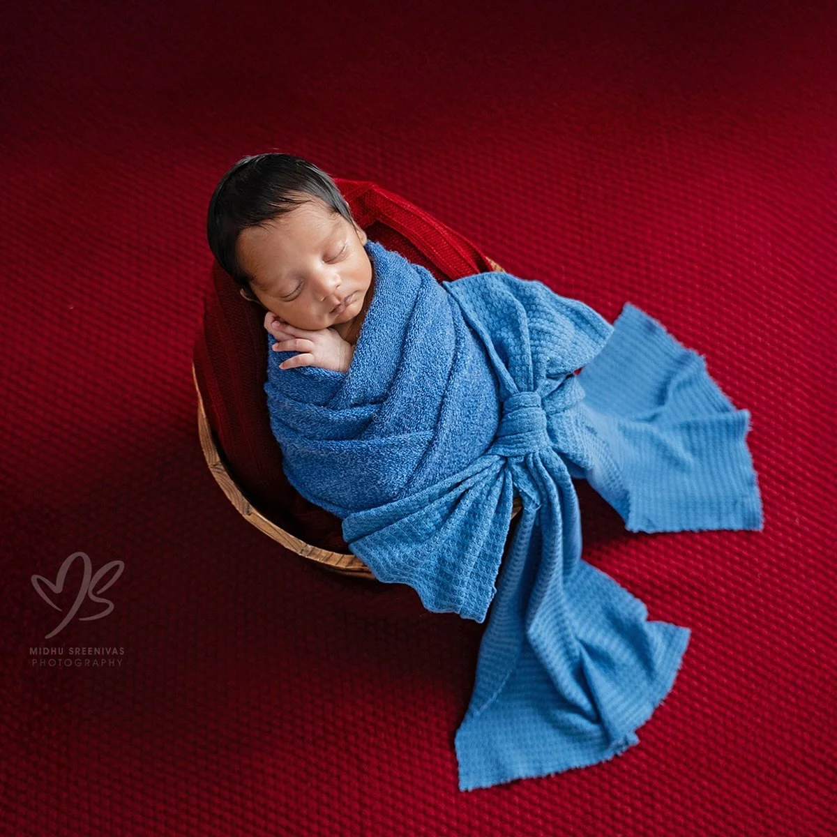 New beginnings, wrapped in warmth &amp; wonder. 
Did you know? The best time for a newborn session is within the first 5&ndash;15 days after birth &mdash; that&rsquo;s when babies are naturally the sleepiest and curliest. ✨
📸 Always good to book you