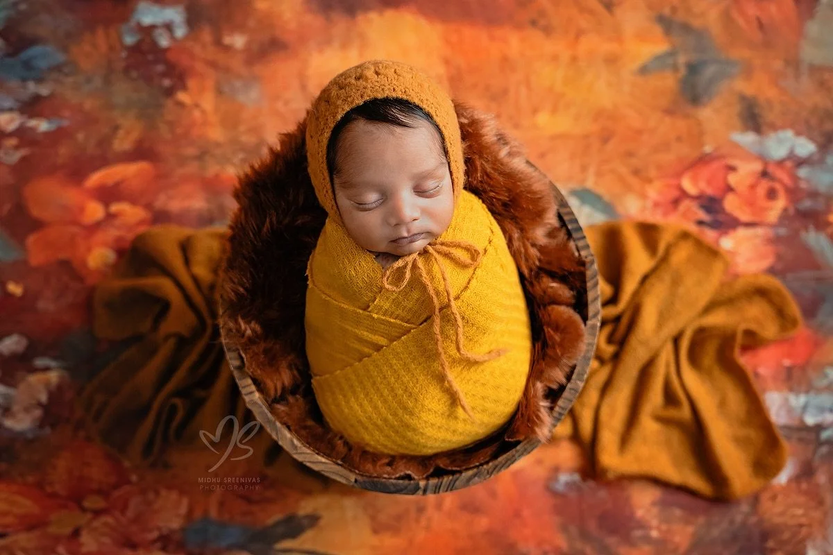 Golden dreams and peaceful snuggles ✨
Did you know? The ideal time for a newborn session is during the first two weeks, when babies are calm and cozy just like this.