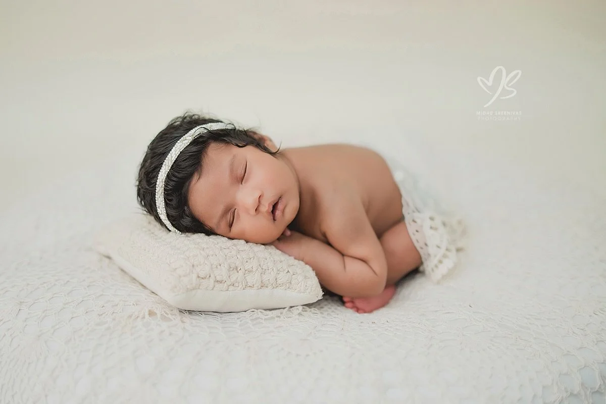 Breaking the rules! 🤫 This sweet girl is already two months old, but she gifted us this perfectly curled, deep-sleep newborn pose! At this stage, babies are usually wide awake and stretching, which makes this sleepy portrait even more rare and preci