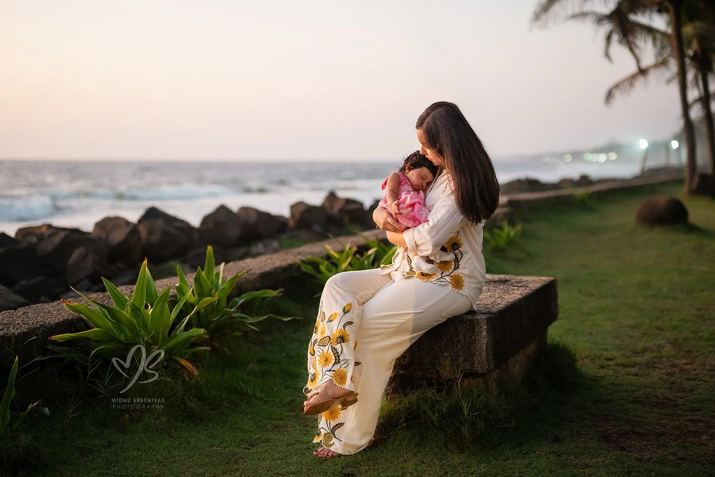 The world rests when she holds her like this✨

{ mother and daughter, seaside, lifestyle family session}