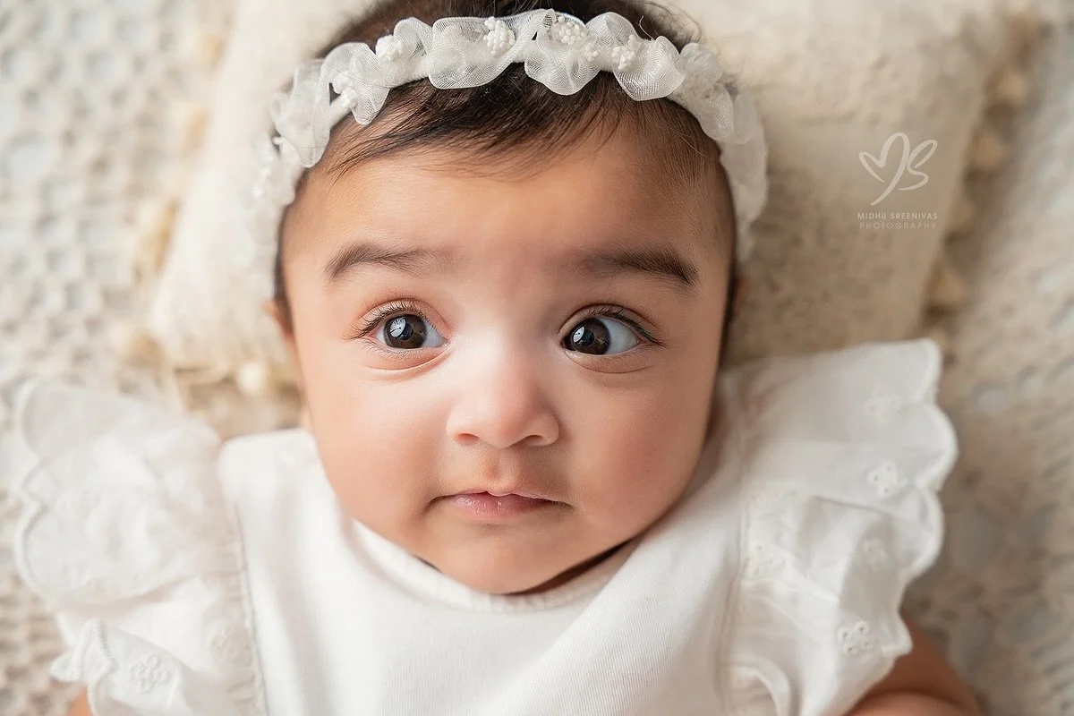 Missed the newborn session? Don&rsquo;t worry &mdash; the 4 to 6 month window is pure magic! ✨ Babies are alert, those big curious eyes are wide open, and the sweetness is absolutely unreal. Look at this little wonder &mdash; every parent deserves me