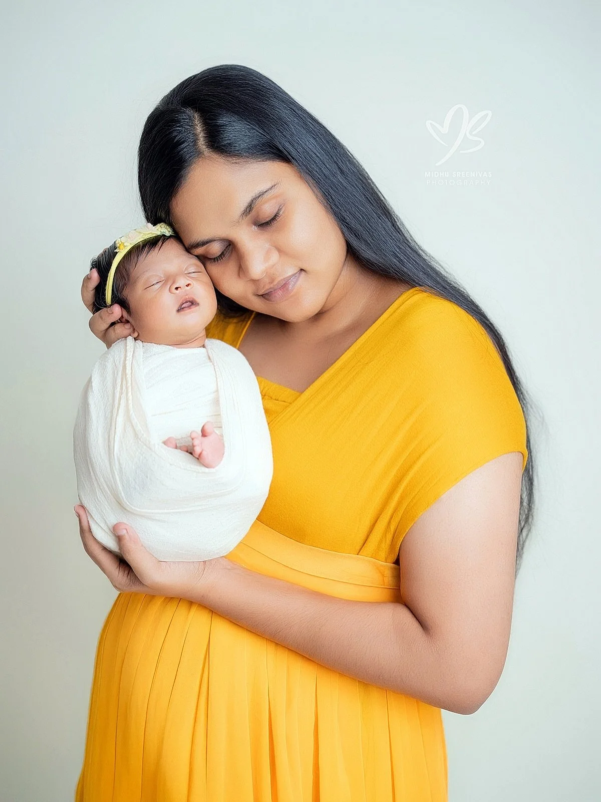 Some frames hold more than just people&hellip; they hold a lifetime of feeling.
From a mother&rsquo;s quiet embrace to the warmth of a complete family &mdash; every moment matters.