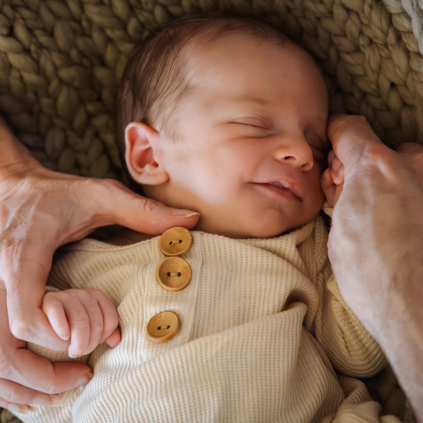 The sweetest snuggles and the littlest details you don&rsquo;t want to forget. Let me document them for you. Lifestyle sessions in your home= relaxed, real moments and on your schedule. 
#cincinnatiphotographer #cincinnatiportraitphotographer