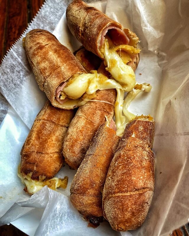 Break open your #HUMPDAY with our CHEESY TEQUEYOYOS! 🤤
Order #CACHAPASYMAS for DELIVERY &amp; PICK UP! 🔥
📍:&nbsp;@cachapasymas
🏙: Washington Heights, NYC
🏙: Ridgewood, Queens
👇🏼 TAG YOUR FRIENDS! 👇🏼