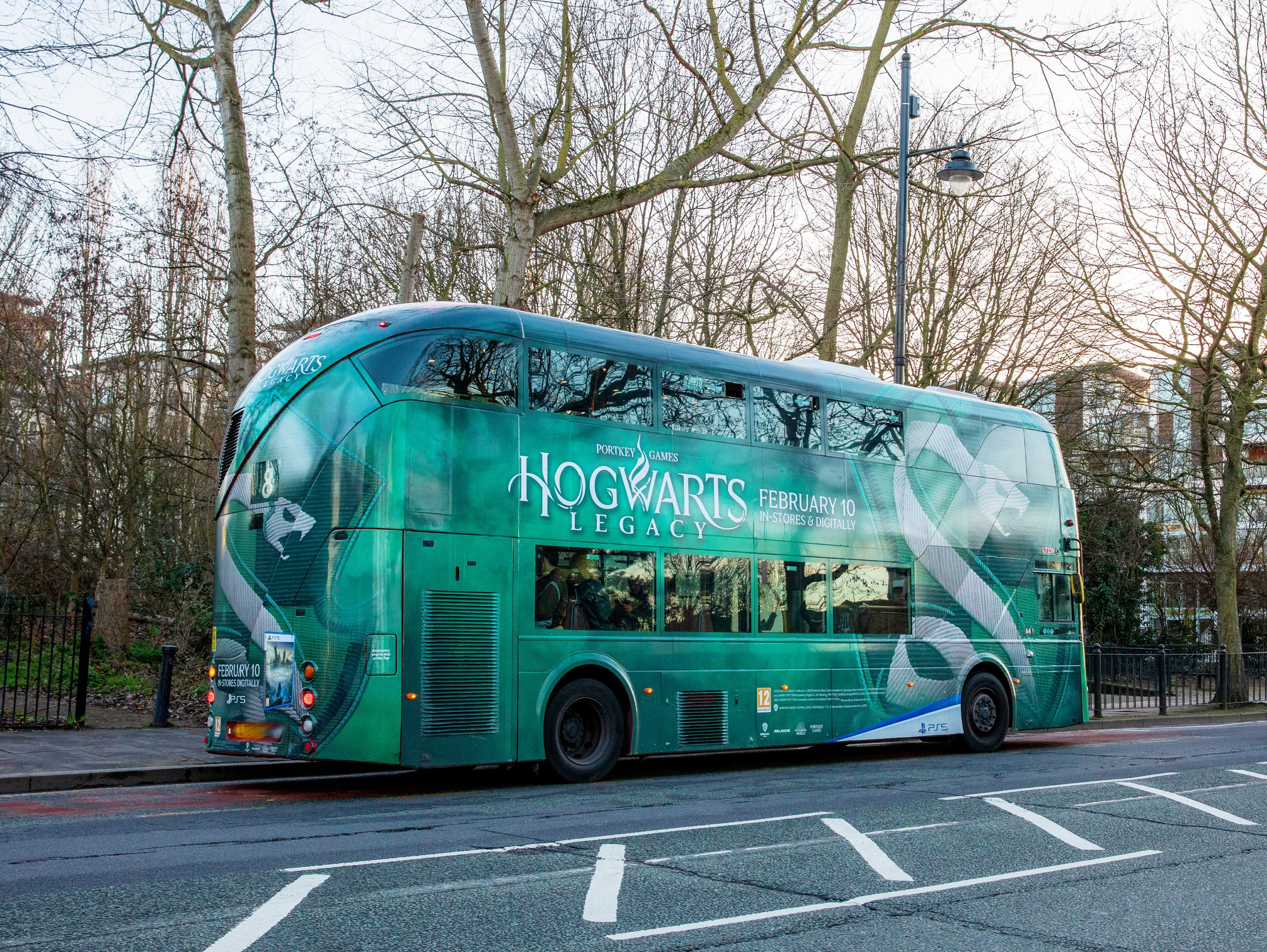 HOGWARTS_LEGACY_CB_BusSLYTback.jpg
