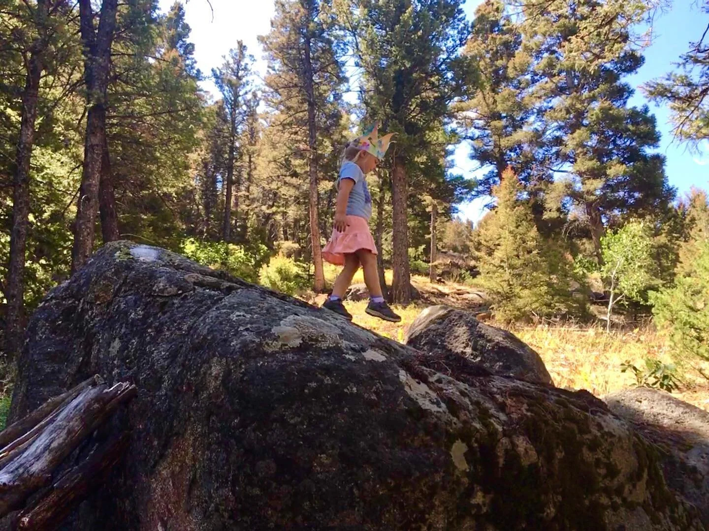 Wearing a self-made crown makes the success of climbing to the top of a big boulder just a little bit sweeter ✨