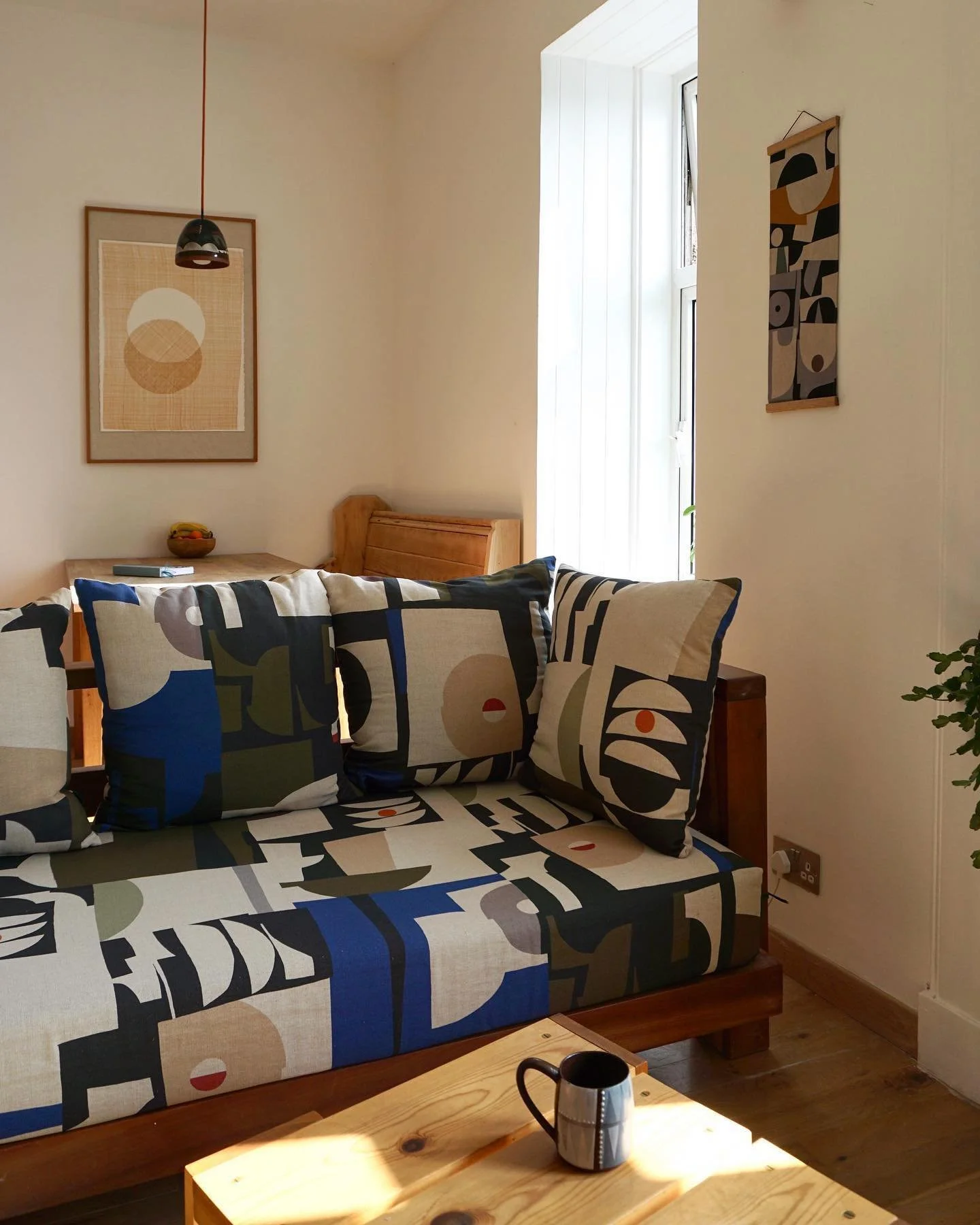 15/30

Day 15 of sharing favourite work, posts and moments from the last 7 years after Meta unexpectedly disabled my previous account.

Another fun one. Sofa covered in one of my prints inspired by my &lsquo;Core&rsquo; collection.

Digitally printed