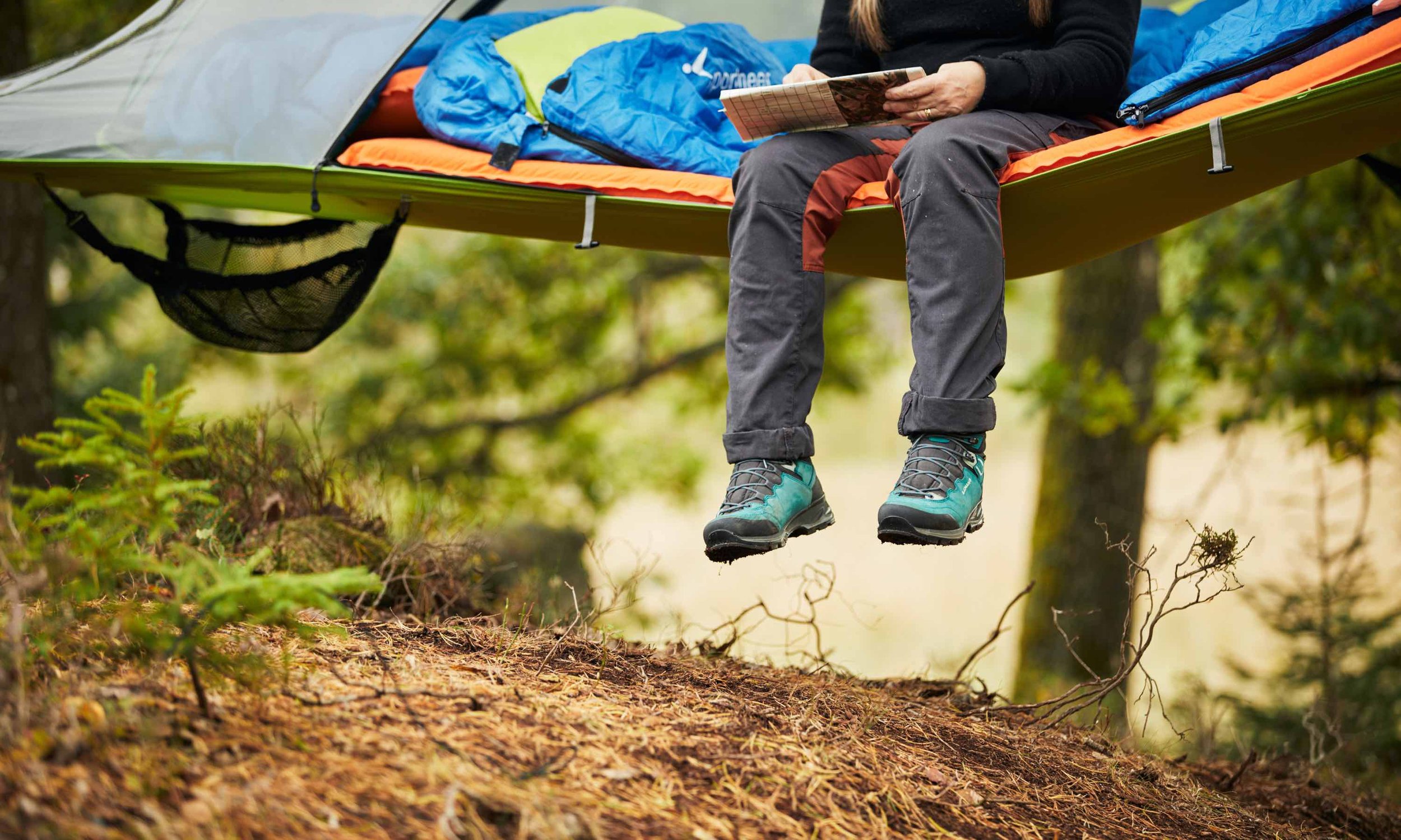 Pevon-Ecoturism-kvinna-sitter-i-tentsile-stingray-träd-tält-foto-Jonas Ingman.jpg