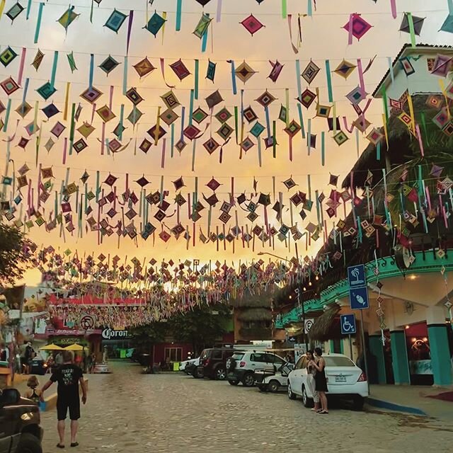 Pueblo M&aacute;gico 💃🏻⁣
⁣
An hour northwest of Puerto Vallarta is Sayulita - a lively, hip beach town full of surfers and friendly locals cruising around in golf carts. 🌴⁣⁣
⁣⁣
Often recognized for the colorful art strung above the streets, Sayuli