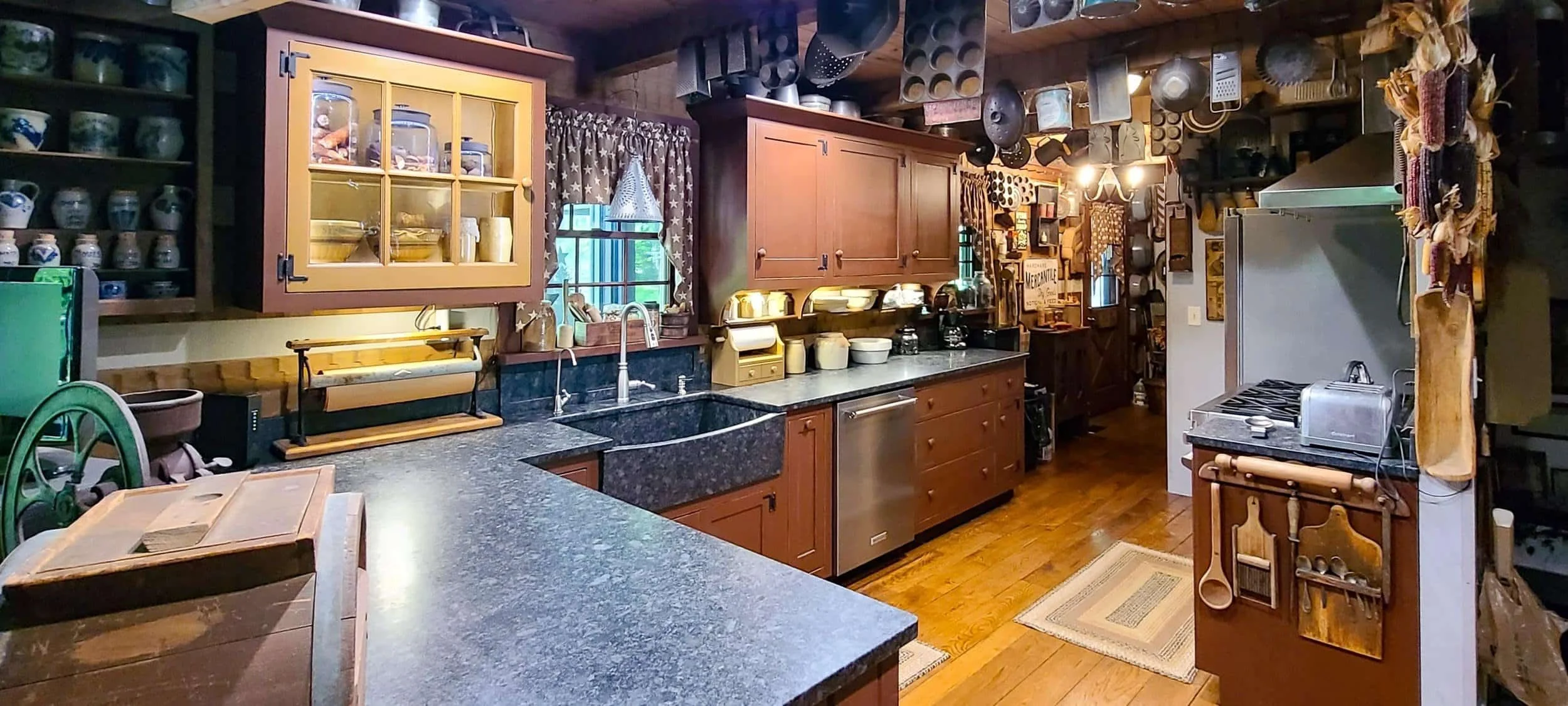 Bespoke custom Shaker style kitchen with traditional wooden knobs - Ohio workshop