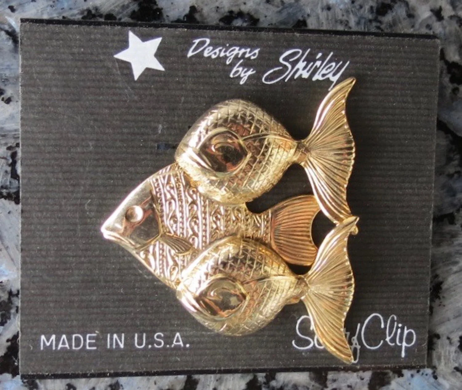 Jeri-Lou Carded Scarf Clip Gold Three Fishes