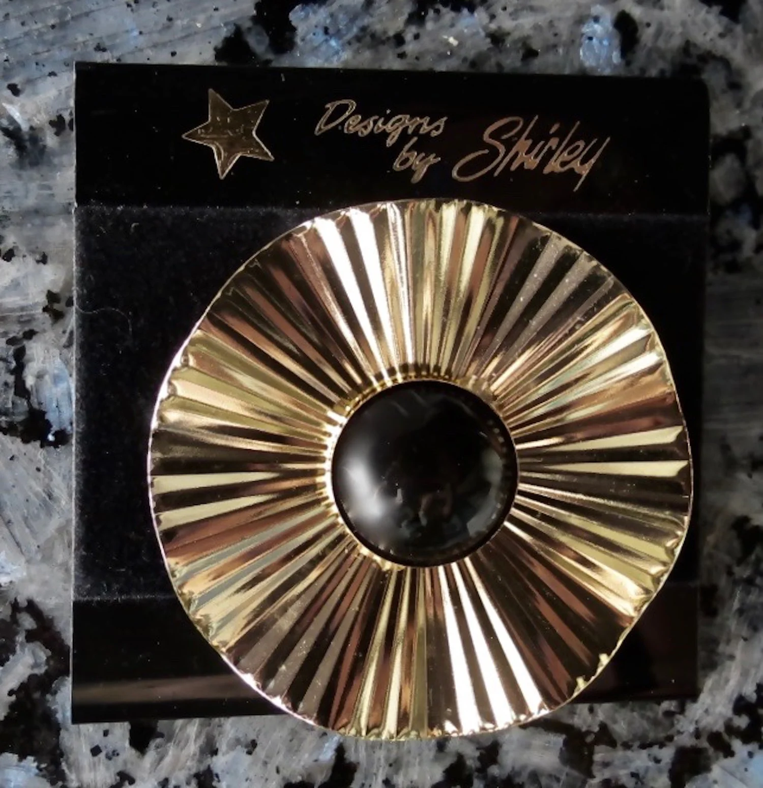 Jeri-Lou Carded Scarf Clip Gold Wavy Black Cab