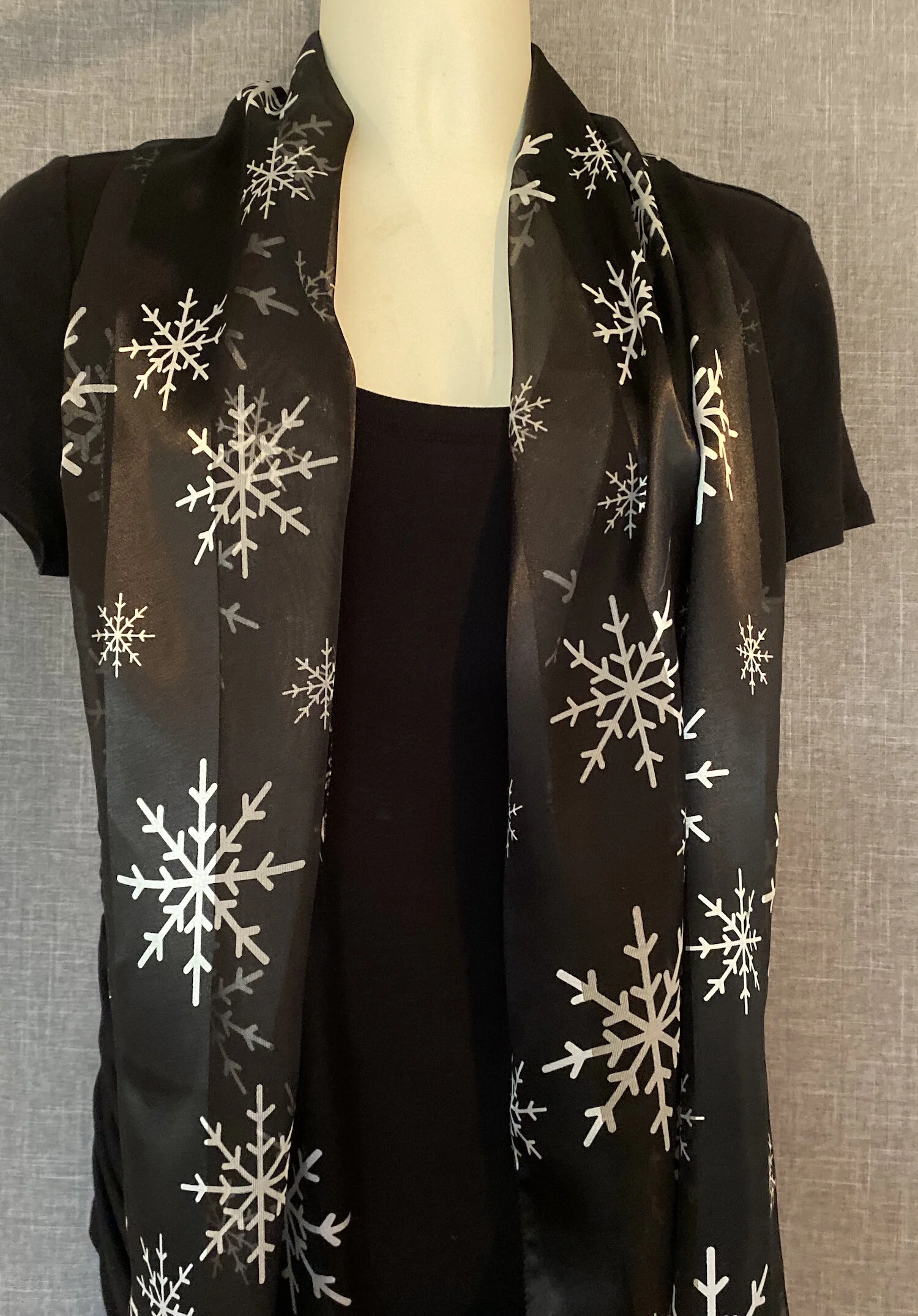 Oblong_christms_scarf_black_with_snowflakes.jpg