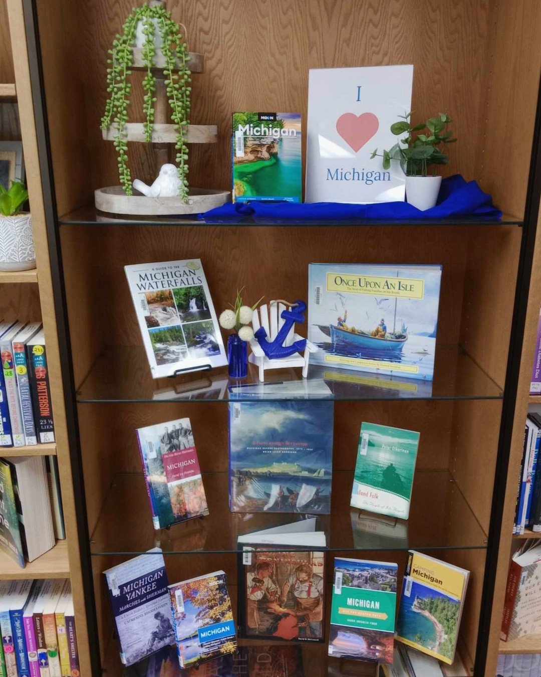 Michigan! ❤️ 
Take a look at these books all about the state we call home. 

#michigan #nonfiction #puremichigan #michiganlibrary #michiganlibraries #librariesofmichigan #library #libraries #books #book #shelfie #bookdisplay #librarybooks #read #read