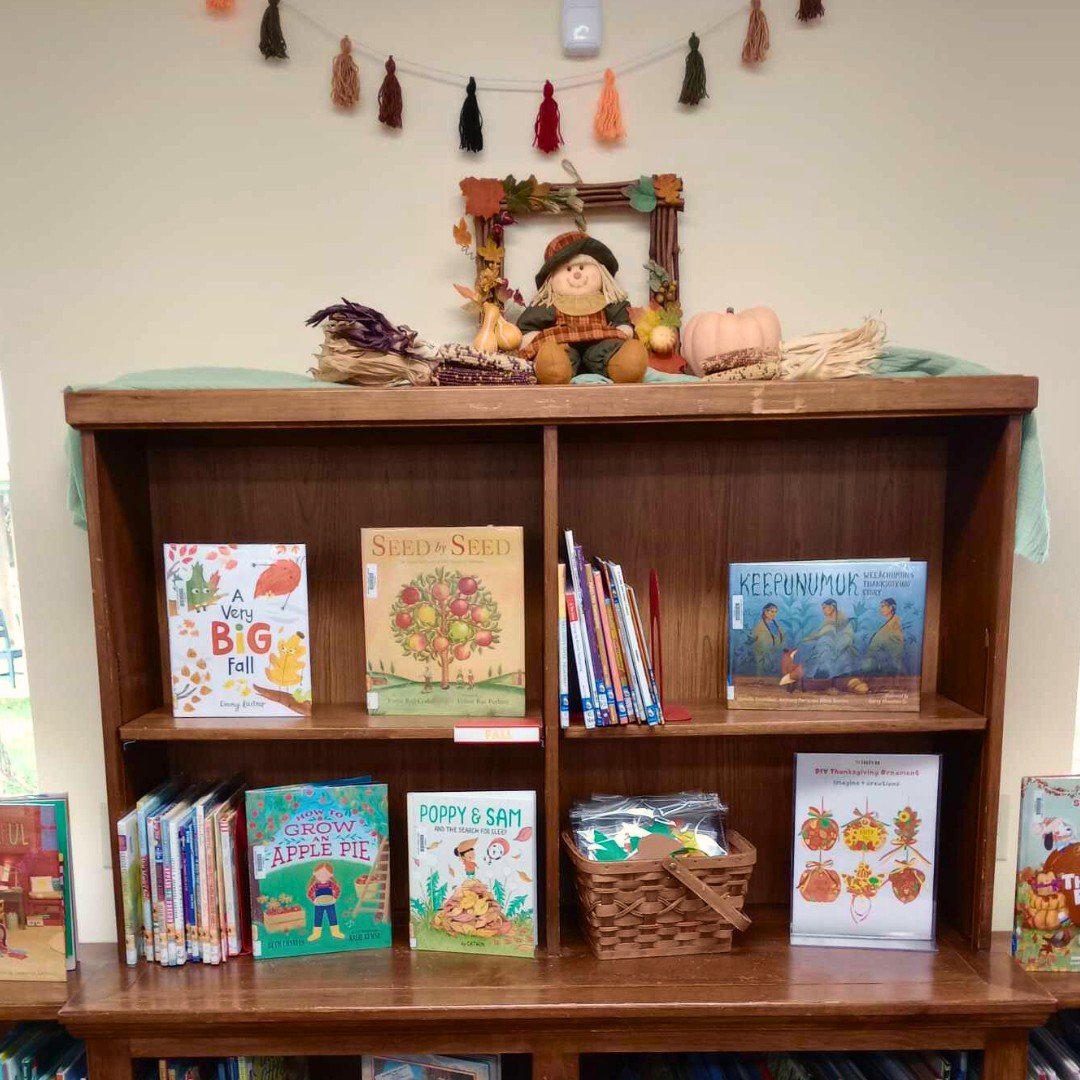 Pick up this months take-n-make in the children's book display! 🍁🍎🍂

#fallbooks #thanksgivingbooks #childrensbooks #kidsbooks #thanksgiving #childrenslibrary #library #shelfie #bookdisplay #michiganlibrary #michiganlibraries #librariesofmichigan #