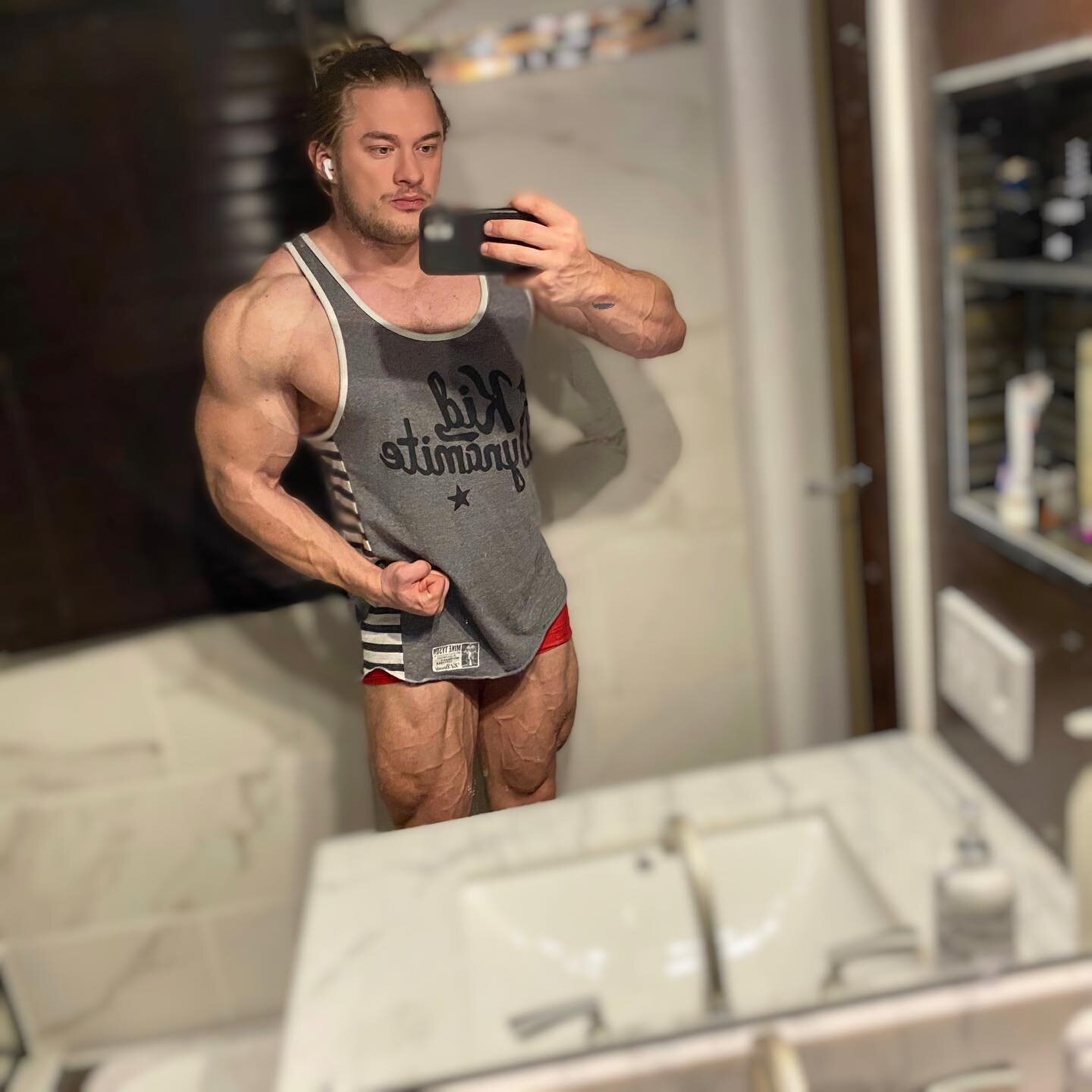 Good Lighting ✅ ⁣
Flattering Angle ✅ ⁣
Filter ✅ ⁣
Top covers pp ✅ ⁣
Flex Hard without making face 𝘴𝘦𝘮𝘪-✅ ⁣
⁣
⁣
#bodybuilding #fitness #fitspo #physique #grapefruit⁣
⁣
Hashtags ✅