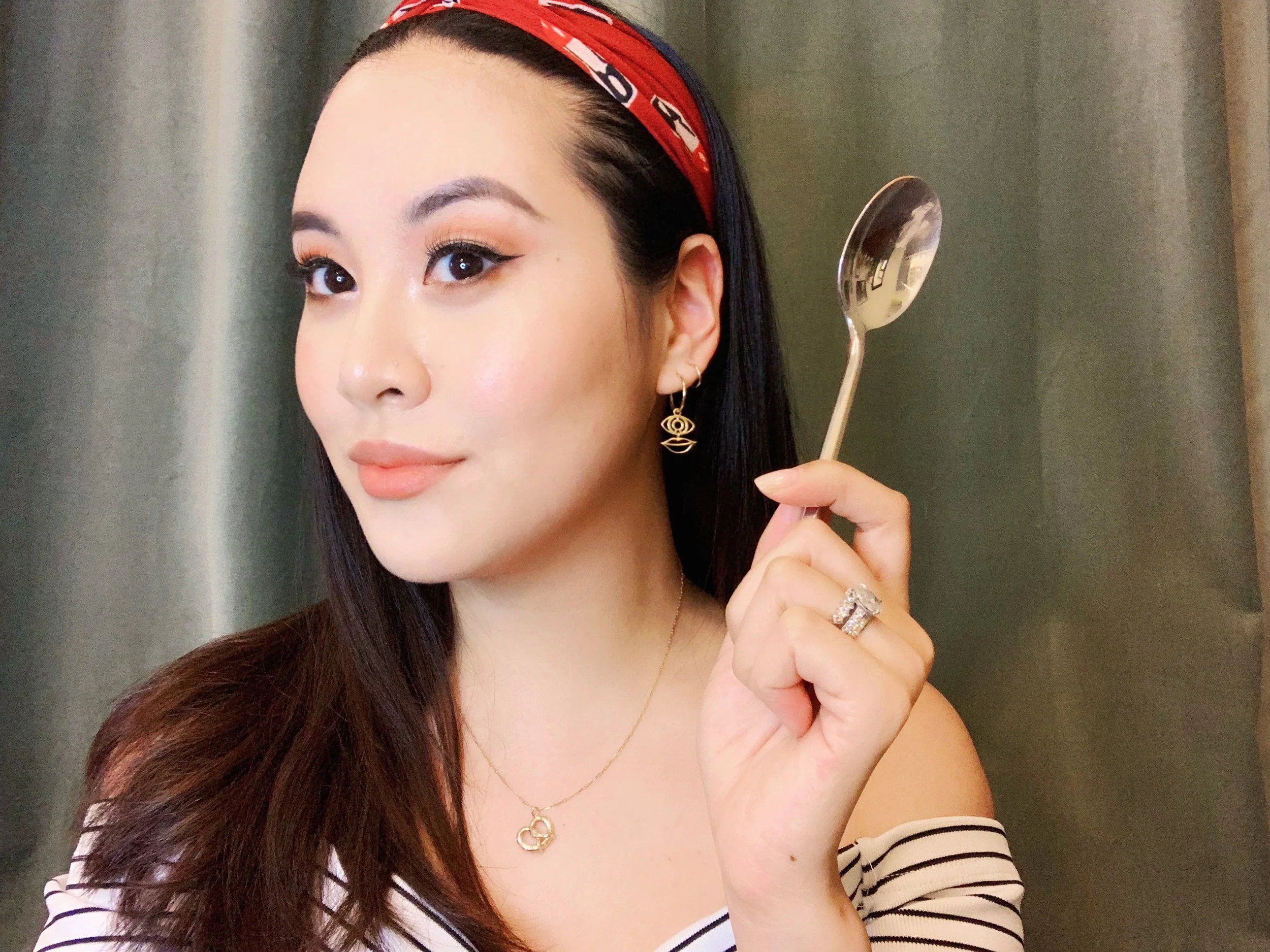 How to Do a Cut Crease with a Spoon