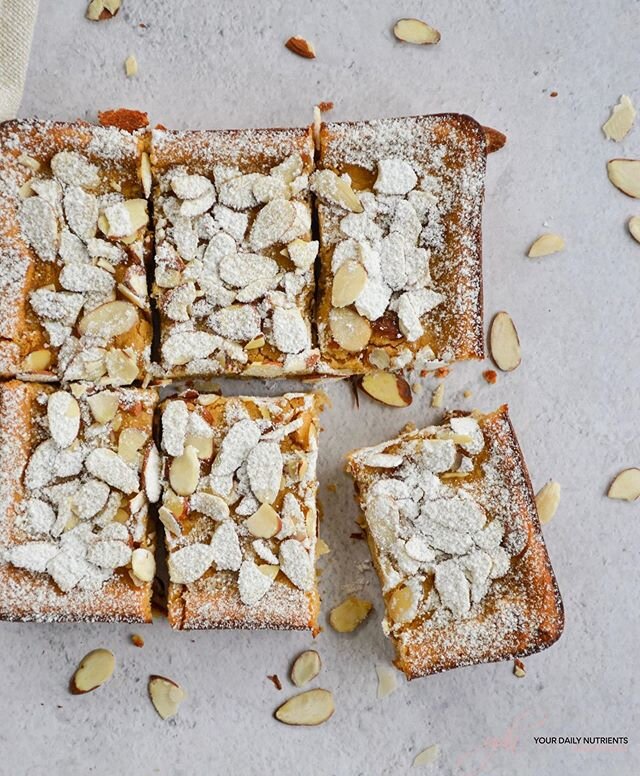 Enjoy this healthy almond ricotta blondie as a snack or dessert any day of the week 😋
.
If you like cheese and almonds, you will love this almond-ricotta combo!!🙌🏼
.
The recipe is on the blog, link in bio or visit www.yourdailynutrients.com
.
.
.
