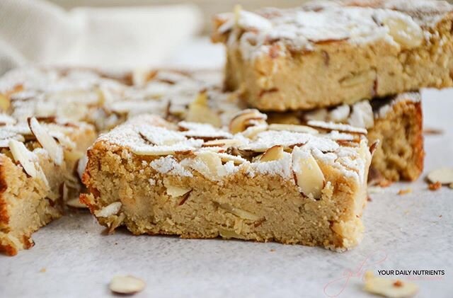 Este delicioso bizcocho de almendras y ricotta os encantar&aacute;!! 🥰

No lleva gluten ni az&uacute;cares refinados (por no decir que no lleva casi az&uacute;cares) y la combinaci&oacute;n de sabor est&aacute; deliciosa! Un combo entre bizcocho de 