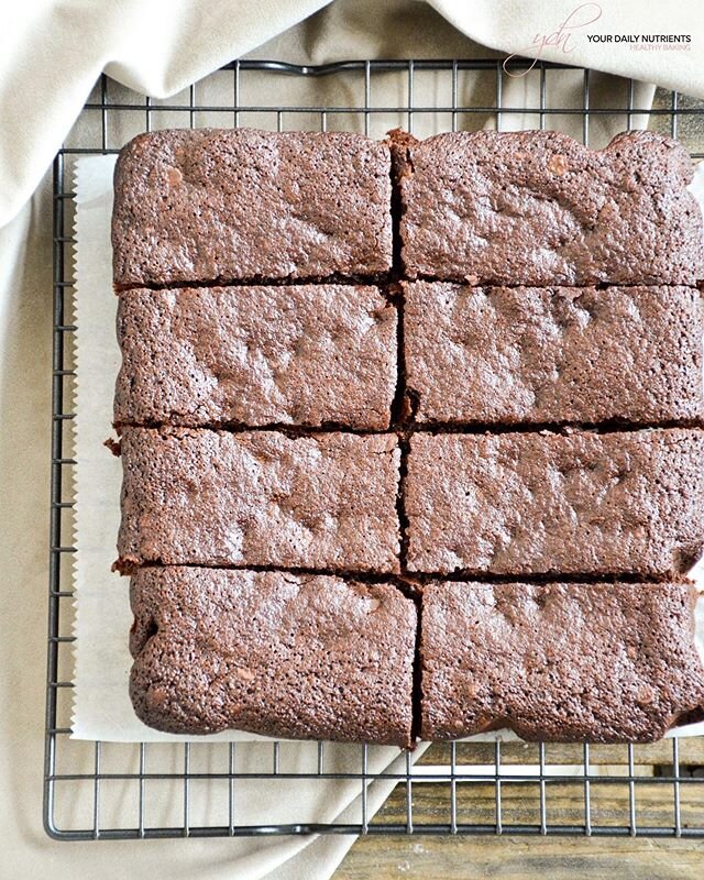 DOUBLE CHOCOLATE BROWNIE 🤤
.
Dark chocolate will always be your friend🍫
.
Enjoy a piece of this rich chocolate dessert any time of the day 😍
.
This easy recipe is on the blog, link in bio or visit www.yourdailynutrients.com 🤗
.
.
.
.
.
#brownies 