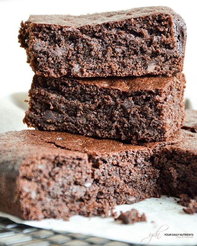 BROWNIE DOBLE CHOCOLATE 😍
.

Delicioso brownie saludable. DOBLE CHOCOLATE. Lleva cacao en polvo y adem&aacute;s pepitas de chocolate negro.
.
Este delicioso brownie no tiene gluten, ni l&aacute;cteos ni az&uacute;cares refinados! ✌🏼
.
La receta est