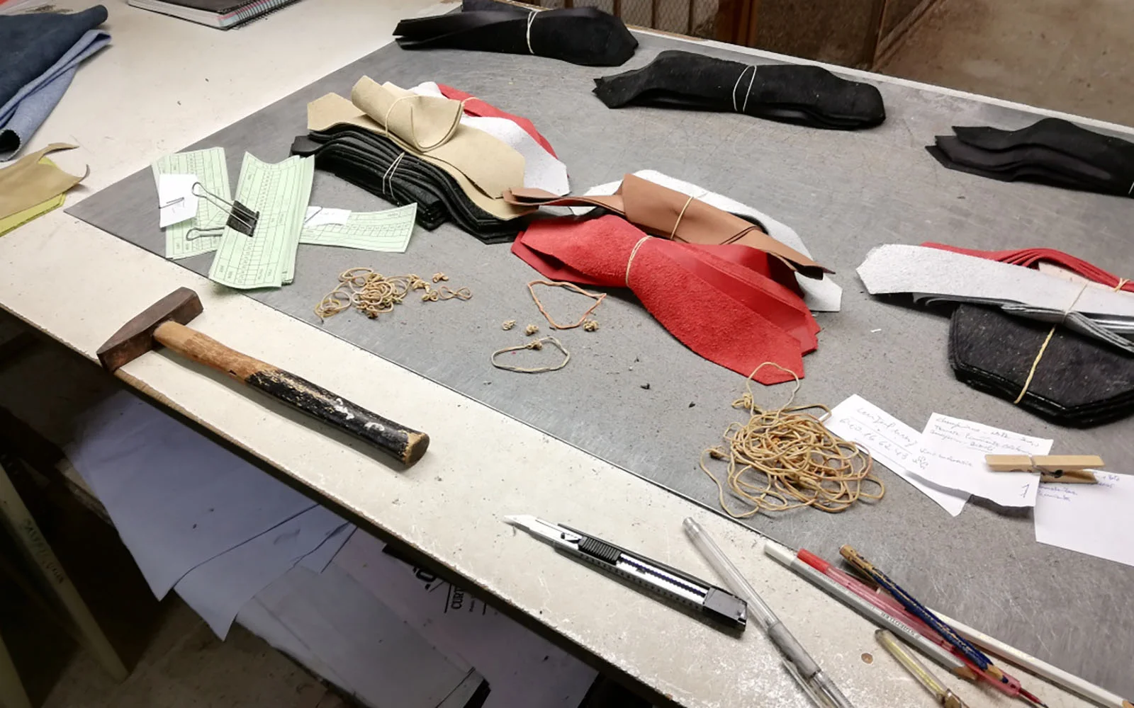 Préparation des cuirs pour le montage en production.