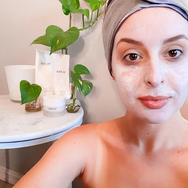 Have you entered our mask competition? All that is required is to post a selfie wearing a face mask to your story or feed. Tag @peachyskinclinic &amp; #peachyskincare. Bonus entry if it&rsquo;s a Medik8 face mask! Winner gets a Medik8 and @bentonite.