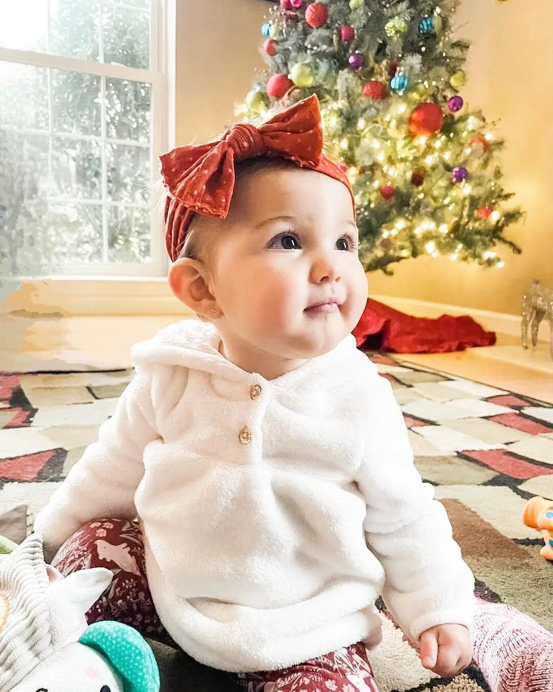 Is it really ever too EARLY for Christmas?! Loving this babe in her Tangerine Dotty Bow. &amp;&amp; Loving the Christmas vibes too!🎄❤️ 
.
.
Are you Team Thanksgiving or Team Christmas?!🙈 Tell us below!