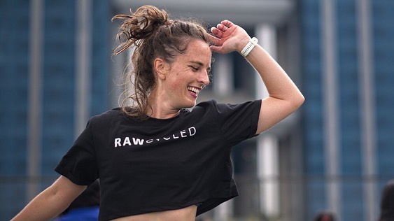 Throwback to @alexieseller getting everyone up and off their feet learning some mad crazy moves. All this at 8:30 am this past Sunday!! Love the crop top by @rawpressery.
...........
Don&rsquo;t miss out on the next &amp;Shine morning dance! Join our