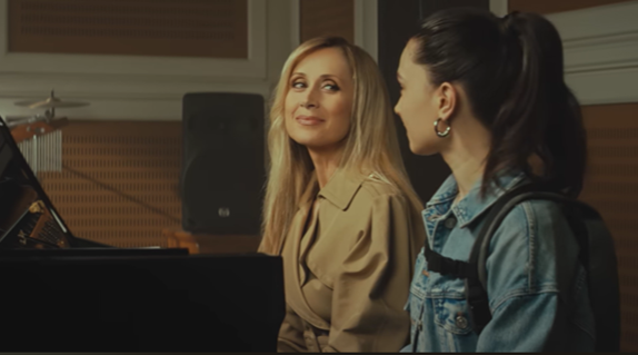 La jeune fille sourde à droite de Lara Fabian sur l’image porte ici un sac à dos vibrant