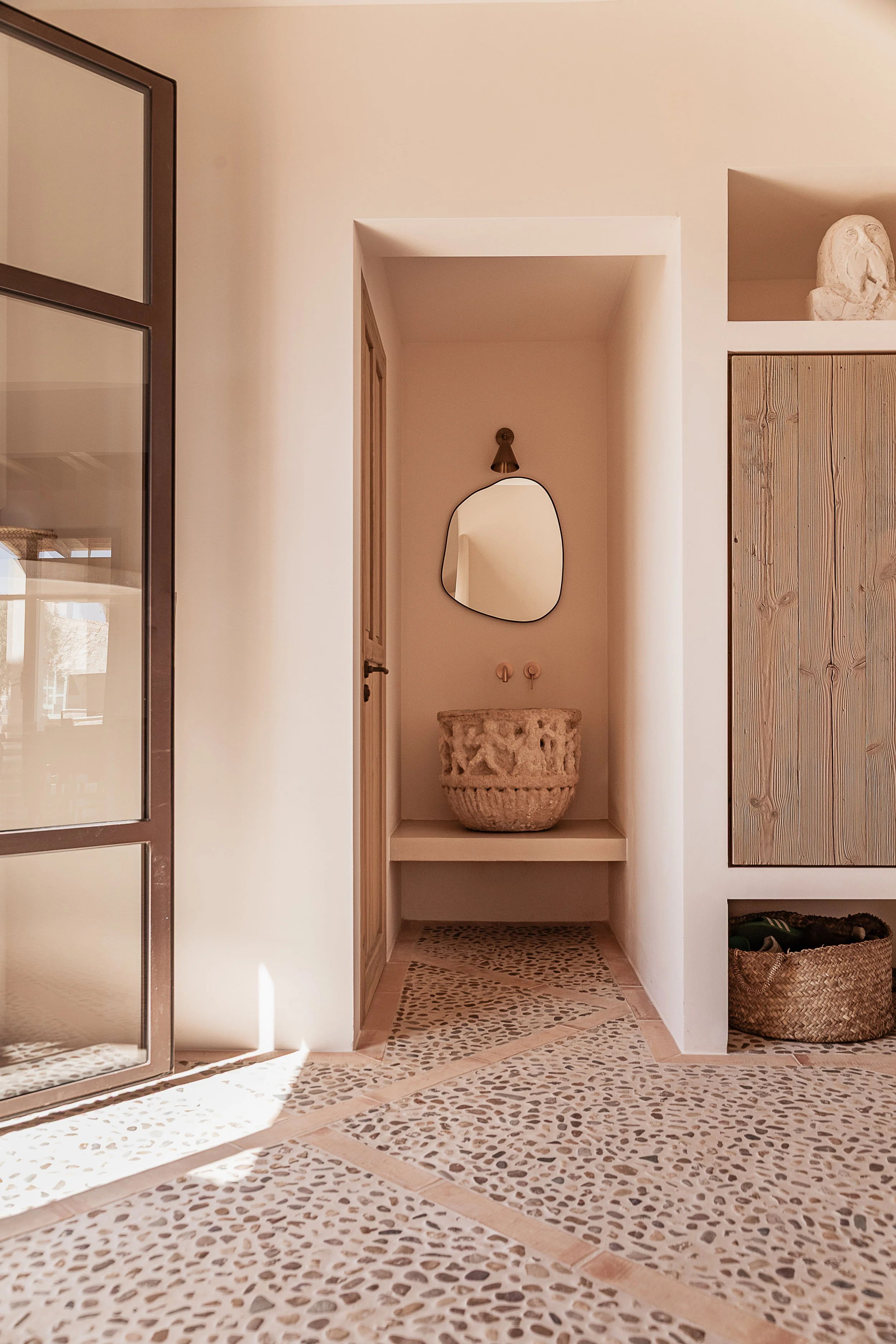 Bathroom showcasing lime plaster walls, custom oak joinery and a soft Mediterranean material palette in a Mallorca family home.