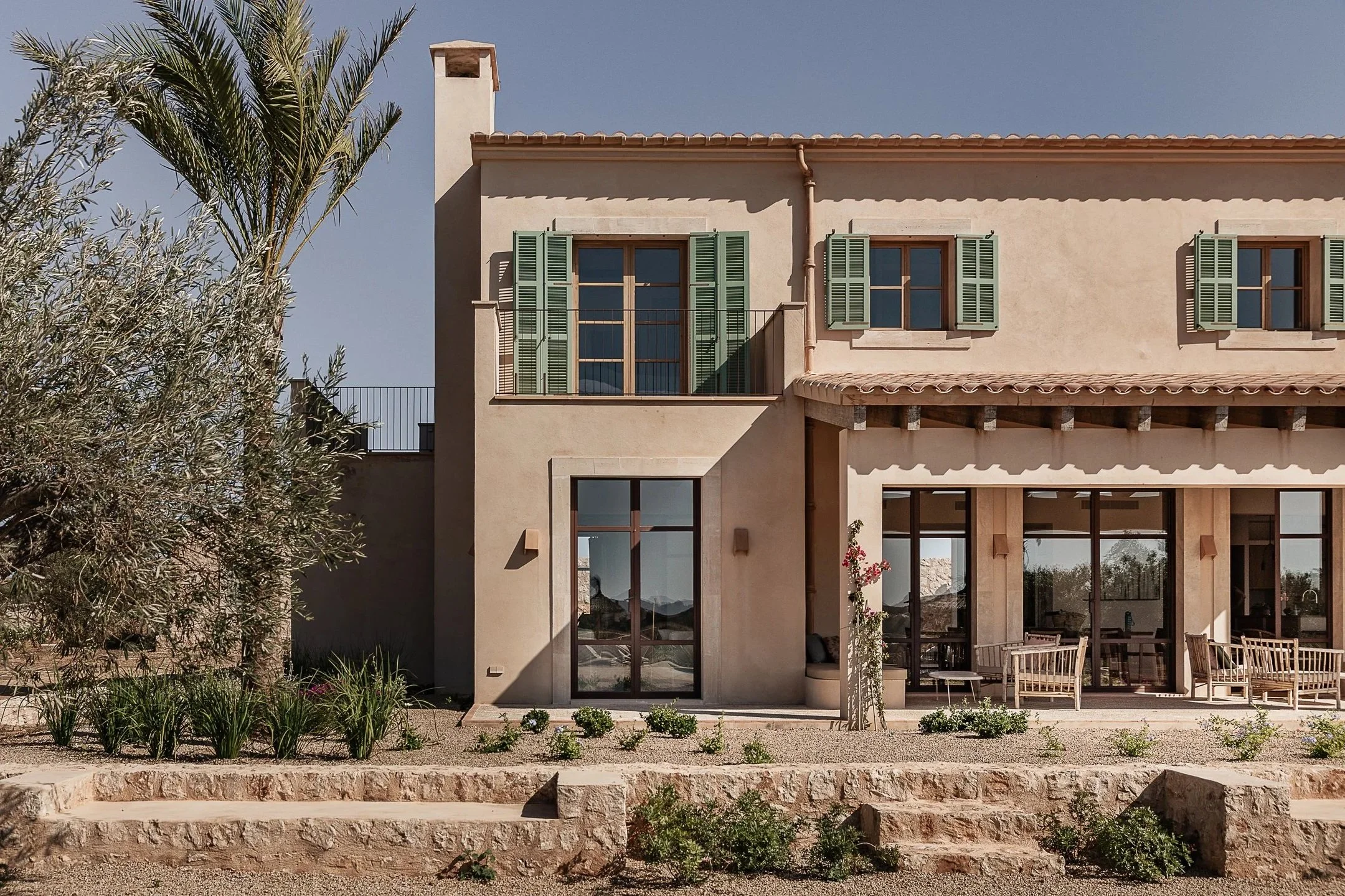 Mediterranean family home in Mallorca by espanyolet, featuring lime-rendered walls, handcrafted materials and a shaded terrace.