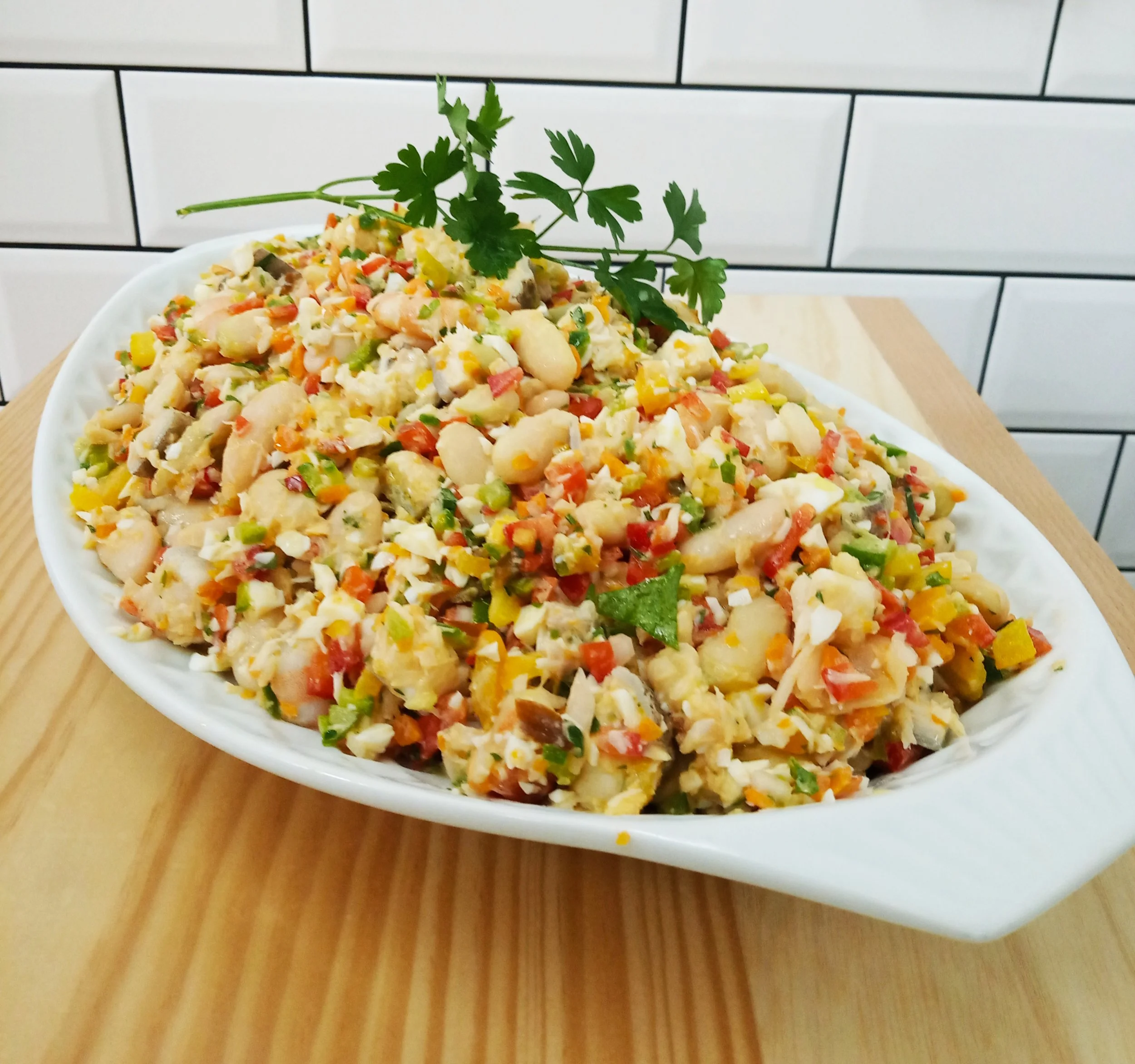 ensalada de alubias, pescado y langostinos