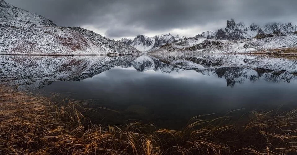 Qui&eacute;tude au bord du Lac Long entre les averses de neige.
Automne 2020

#love #instagood #photooftheday #beautiful #happy #like4likes #followme #picoftheday #art #nature #landscape #travel #outdoors #life #photography #paysage #montagne #mounta