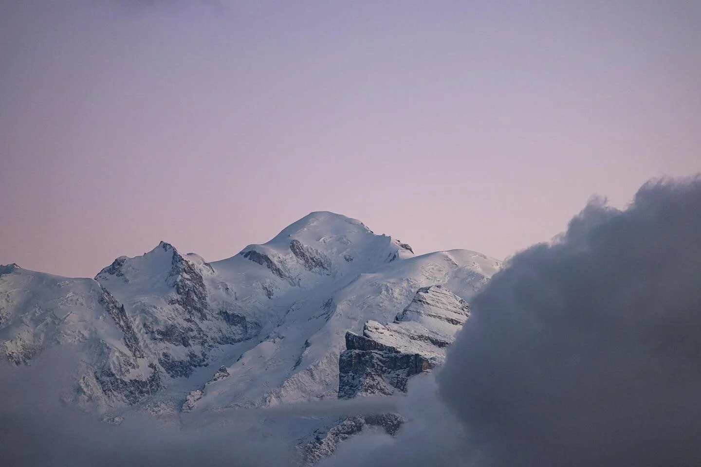 Bonsoir,
Mont-Blanc au coucher de soleil.
Novembre 2021