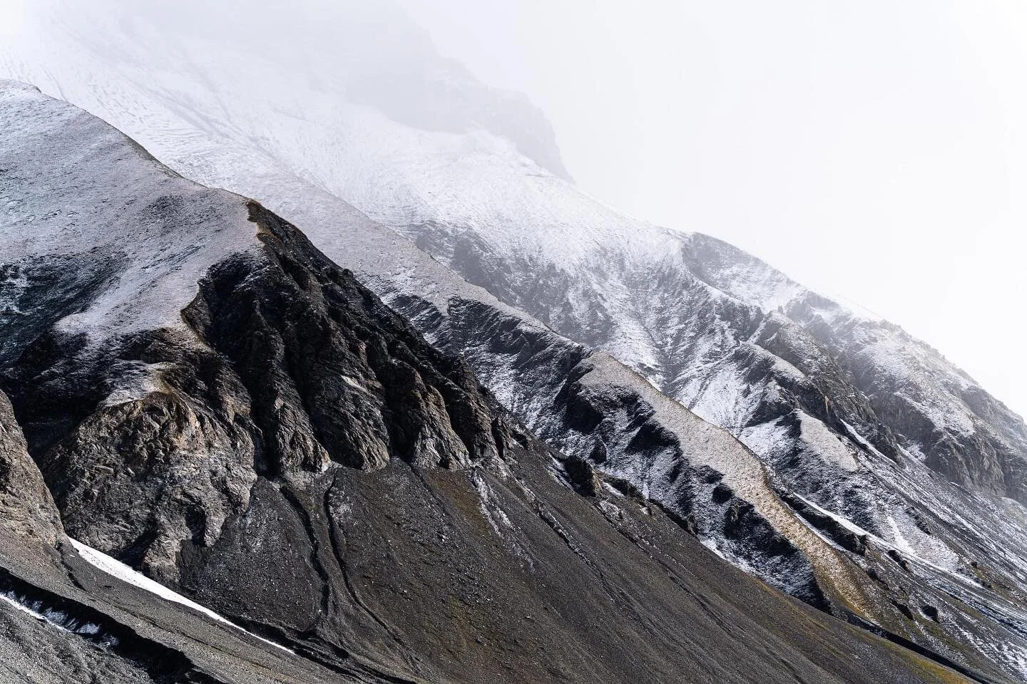 Bonsoir,
Jeu d'ombre et de texture en Vanoise.
Septembre 2021